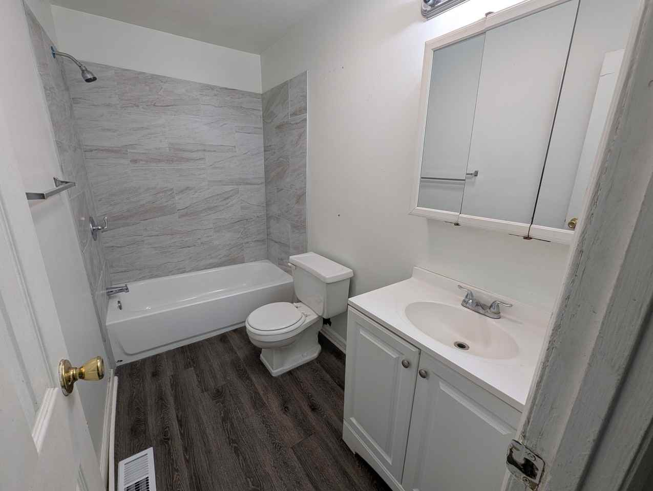 136 Colonial Sq #1 - Photo 5 of 7