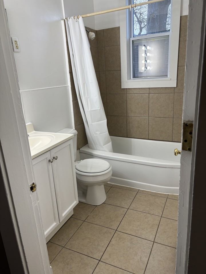 760 Broadway Ave Nw #2 - Photo 5 of 11