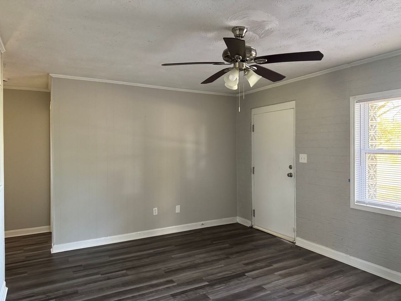 568 Mason St - Photo 3 of 11