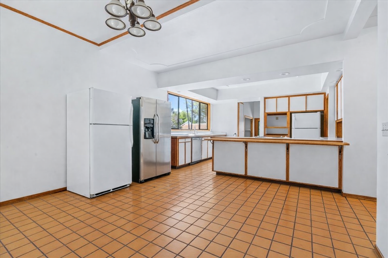 561 Luneta Dr - Photo 2 of 10