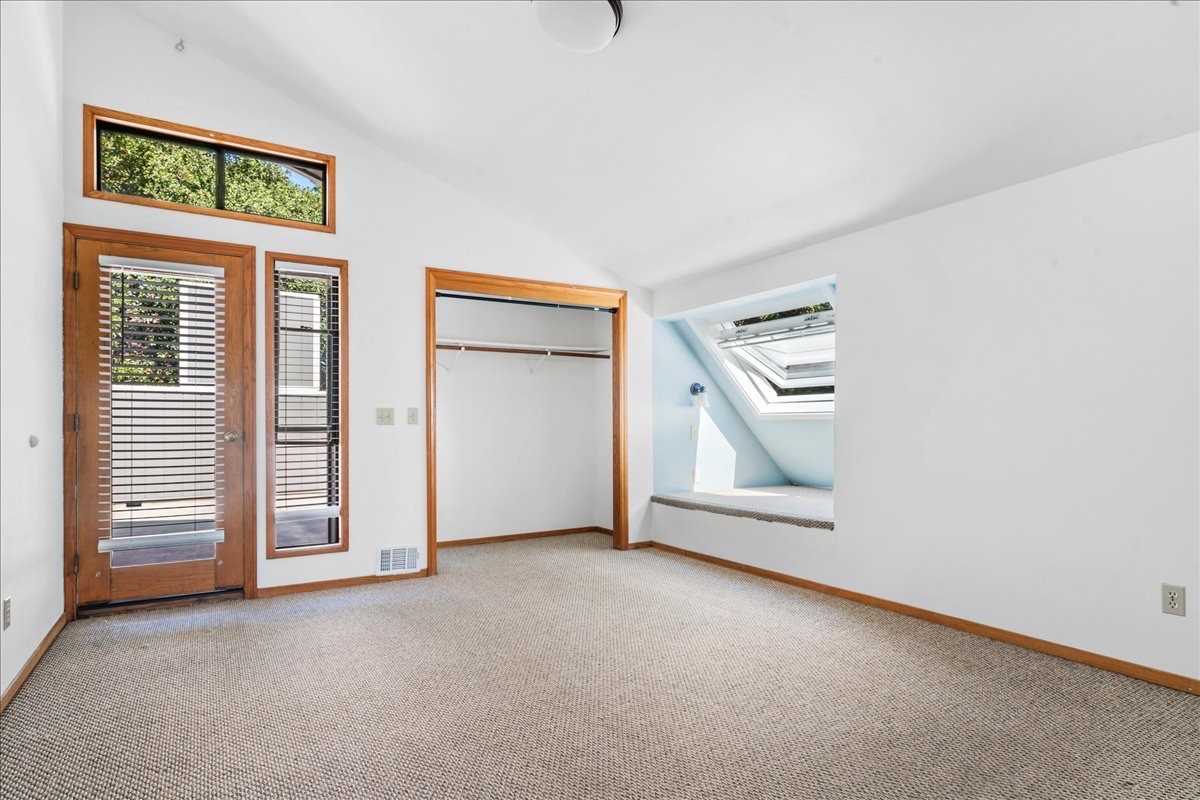 561 Luneta Dr - Photo 4 of 10