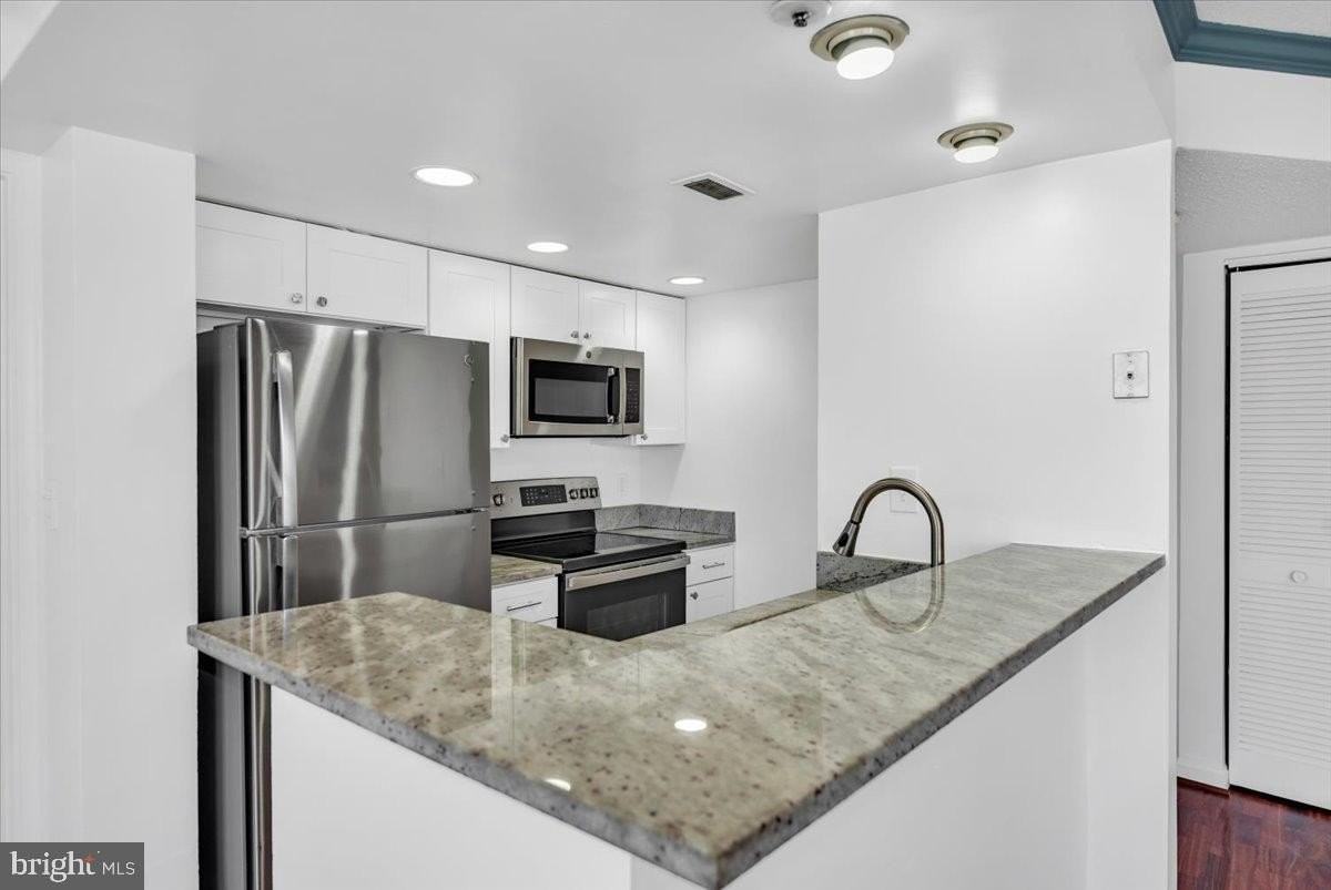 14016 Vista Dr Apt 14b #14B - Photo 4 of 10