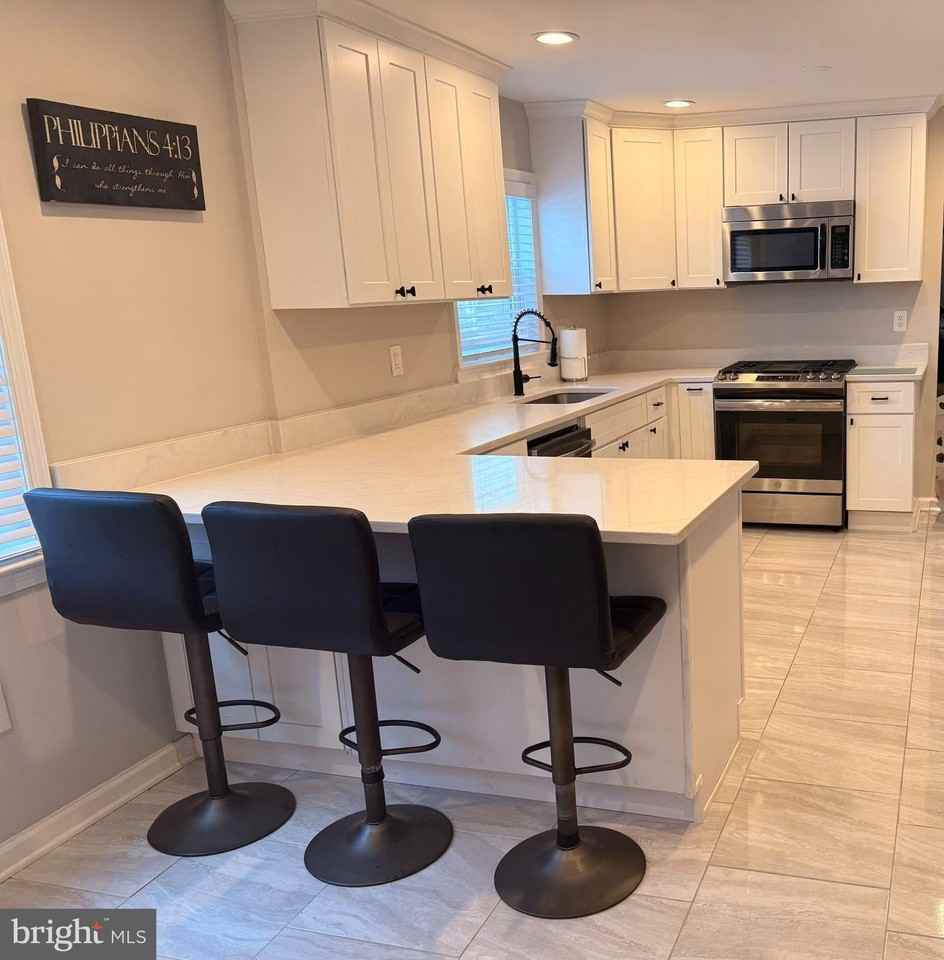 2102 Willowtree Ln - Photo 3 of 17