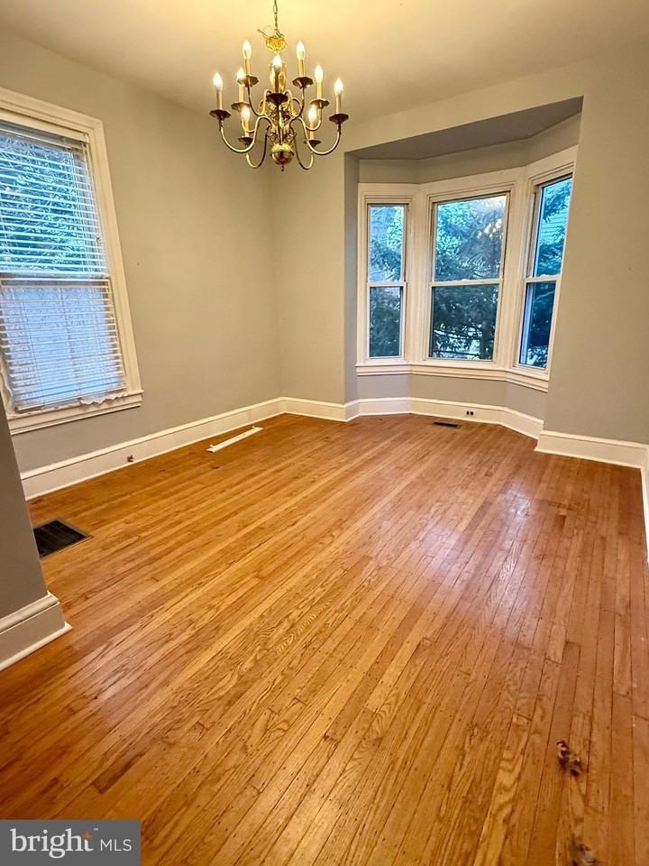 136 Maple Ter - Photo 4 of 20