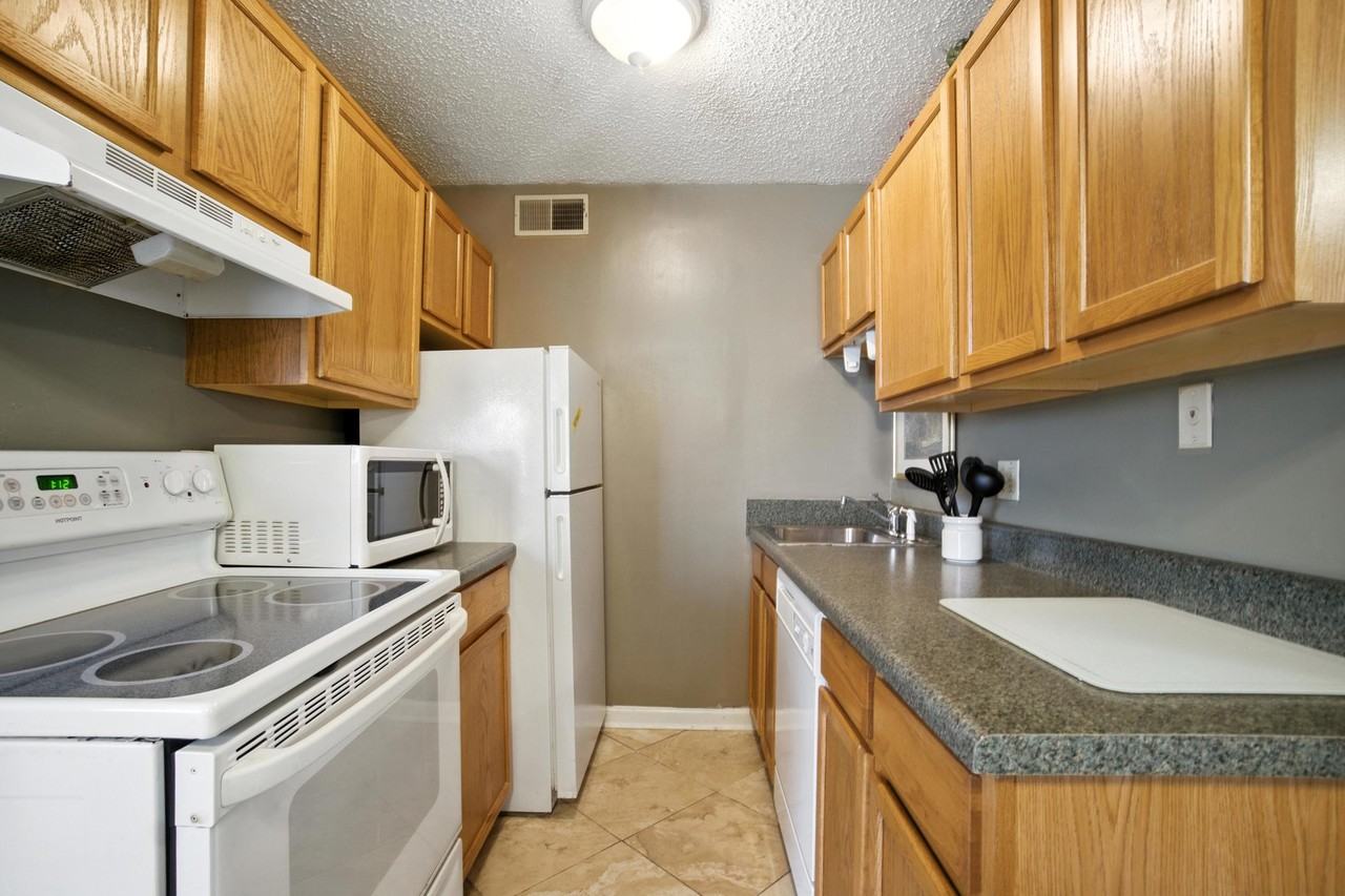 905 Leisure Sq #100 - Photo 6 of 12