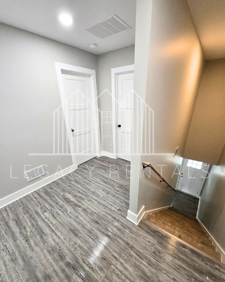 1112 Race St #1 - Photo 3 of 8