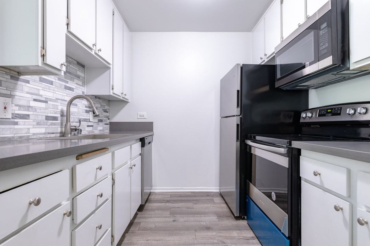 Beautiful Spacious Units - Photo 2 of 9