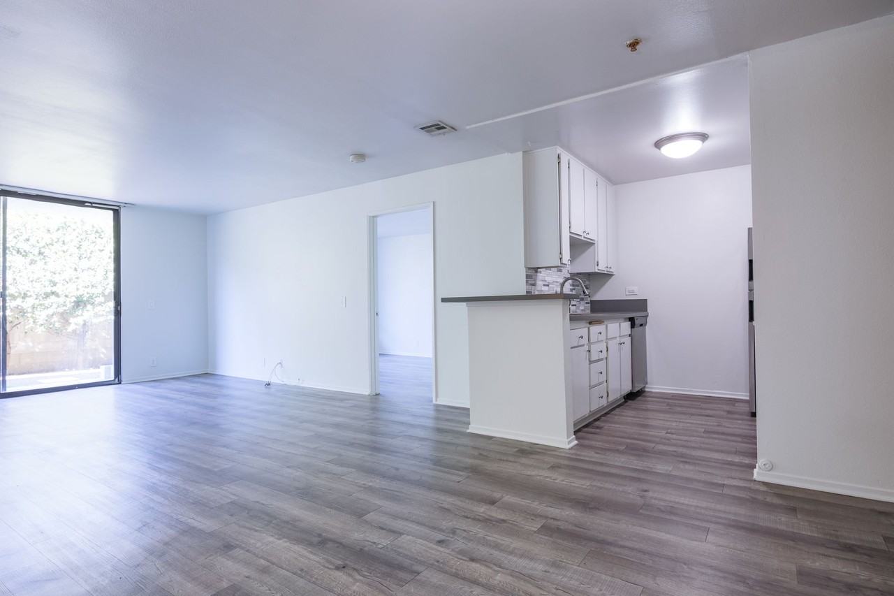 Beautiful Spacious Units - Photo 3 of 9