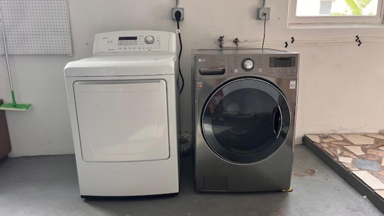 Coral Point Dr - Photo 4 of 9