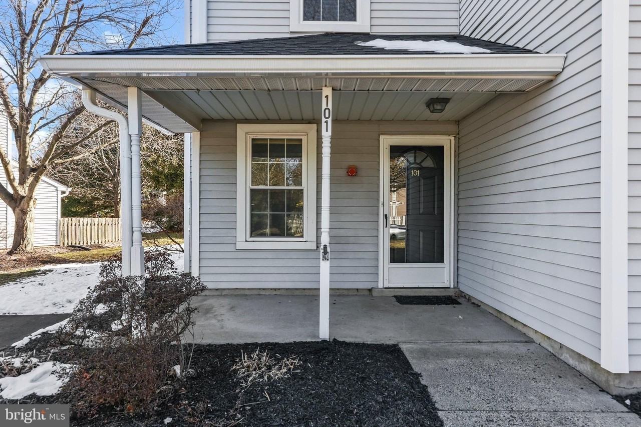 101 Everett Dr - Photo 2 of 26