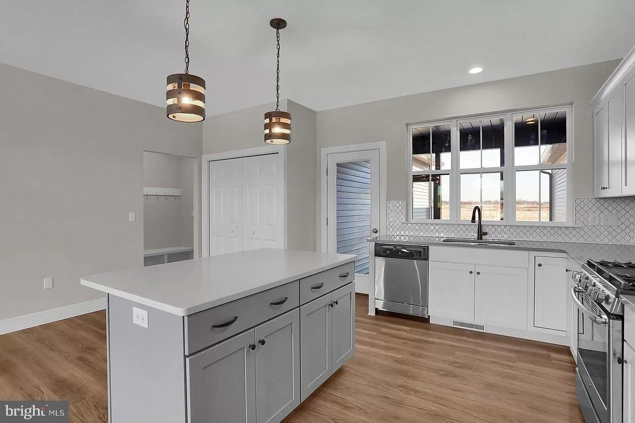 121 Despina Dr - Photo 3 of 17