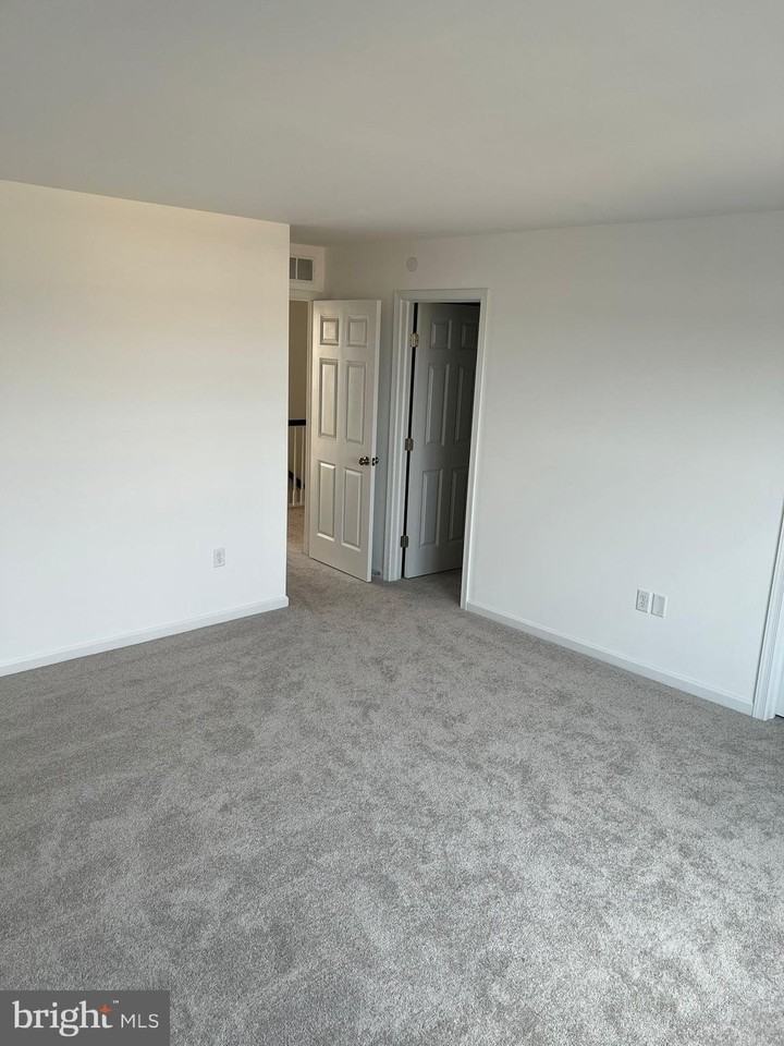 105 Larkin Dr - Photo 2 of 47