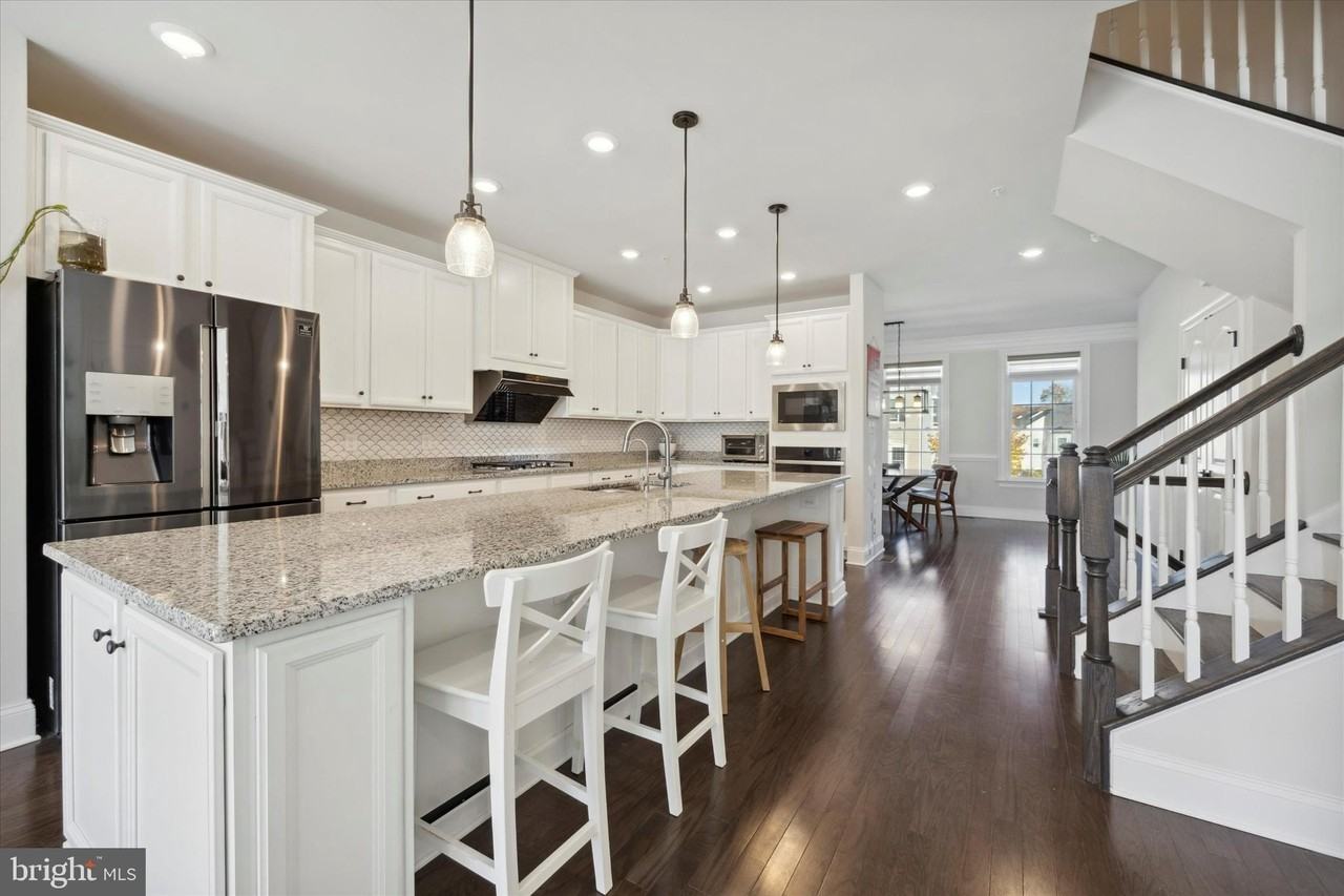 831 Stonecliffe Rd - Photo 3 of 32