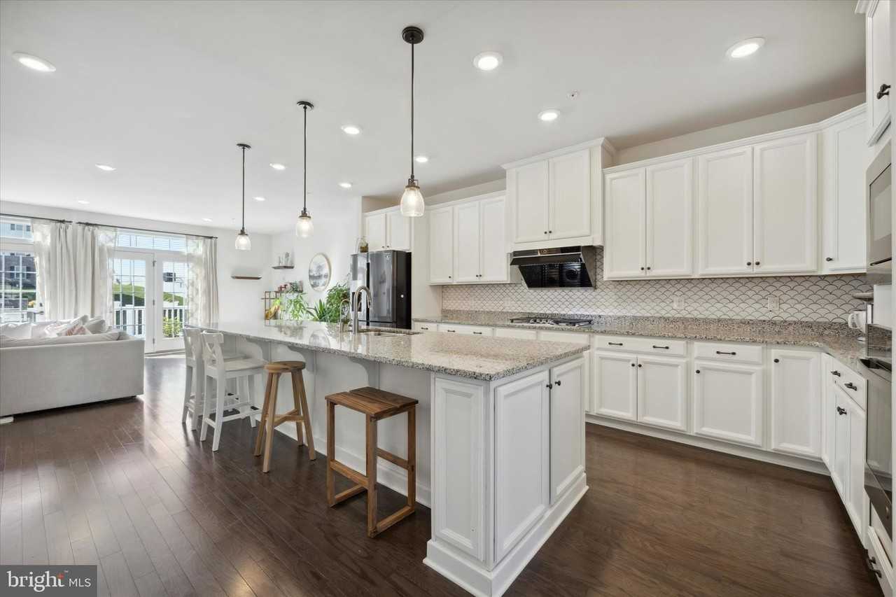 831 Stonecliffe Rd - Photo 4 of 32