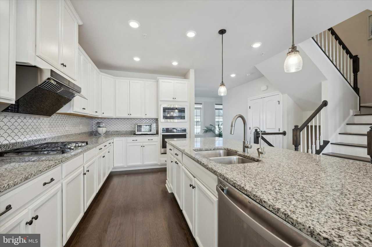 831 Stonecliffe Rd - Photo 5 of 32