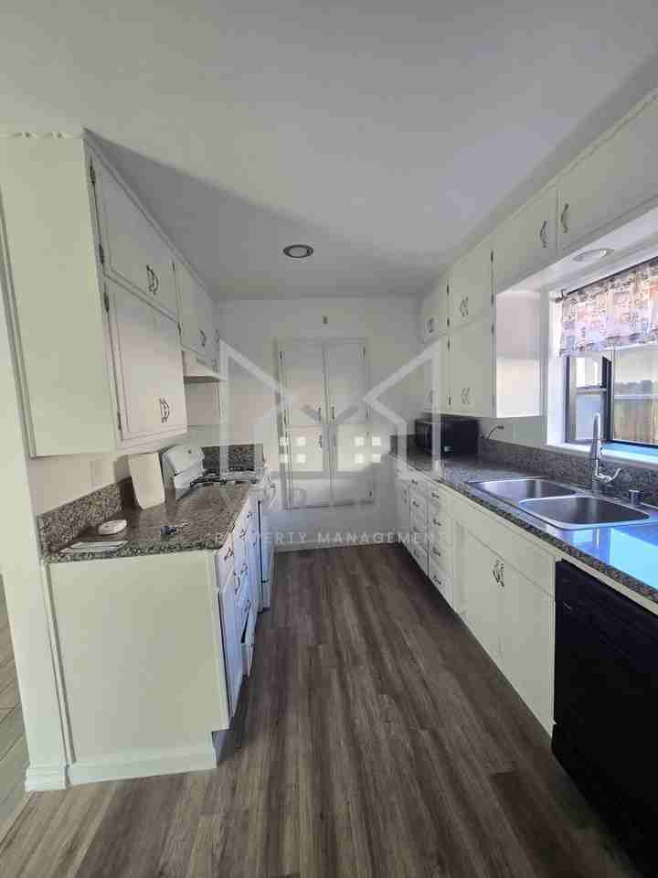 1017 Radcliffe Ave #1 - Photo 4 of 20