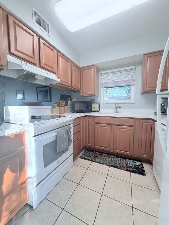 131 Rio Del Mar Street - CUnit C #C - Photo 2 of 19