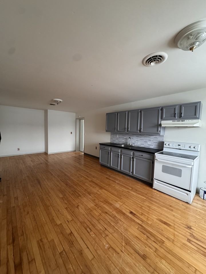 643 S Wood St #3 - Photo 2 of 14