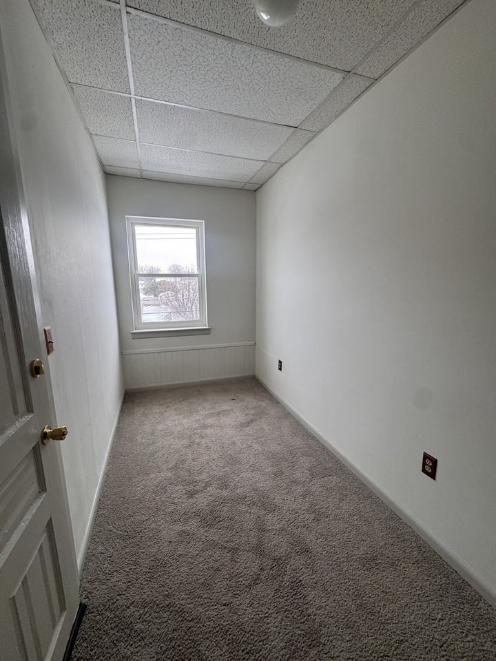 643 S Wood St #3 - Photo 4 of 14