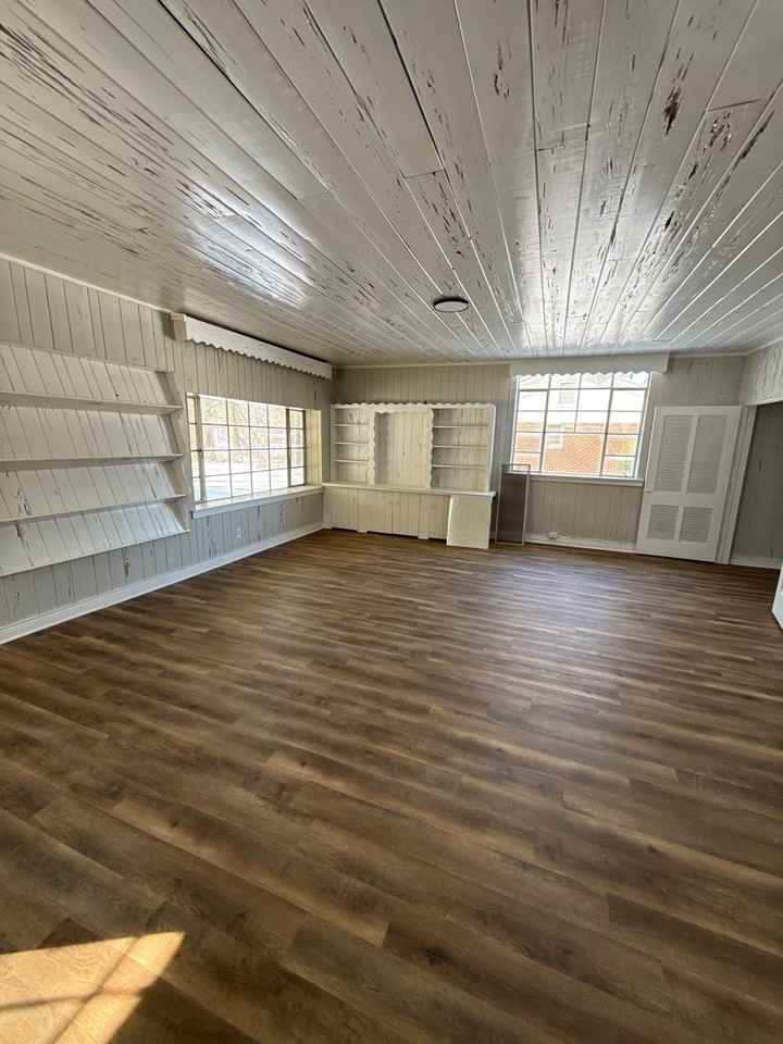 1130 Warren St #1 - Photo 6 of 12