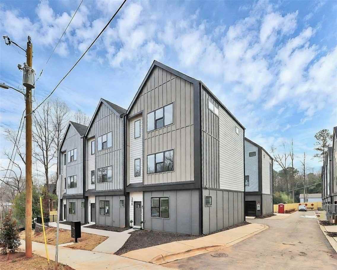 3440 Brookshire Blvd #1 - Photo 3 of 42