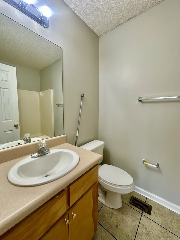 1314 Hasting DrApt. C3 #C3 - Photo 7 of 12