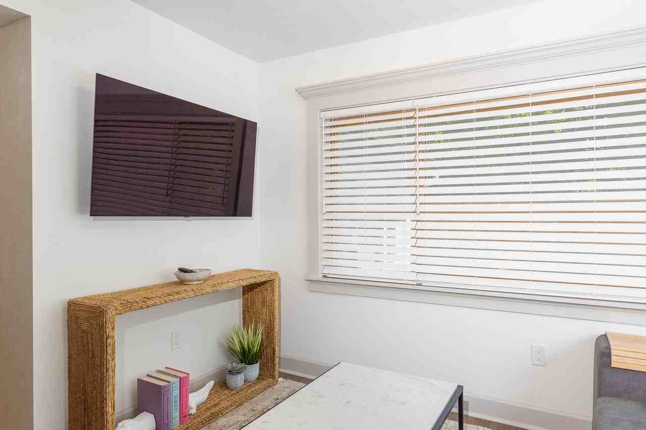 304 Nw 24th St #1 - Photo 7 of 31