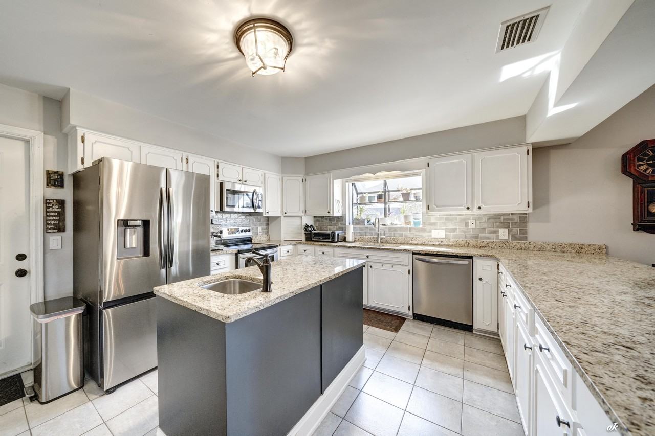 707 Plantation Cir #1 - Photo 3 of 26