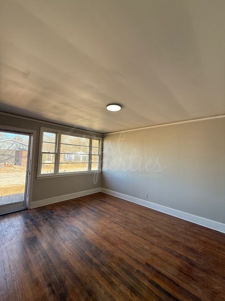 921 Woodland Dr #1 - Photo 2 of 9