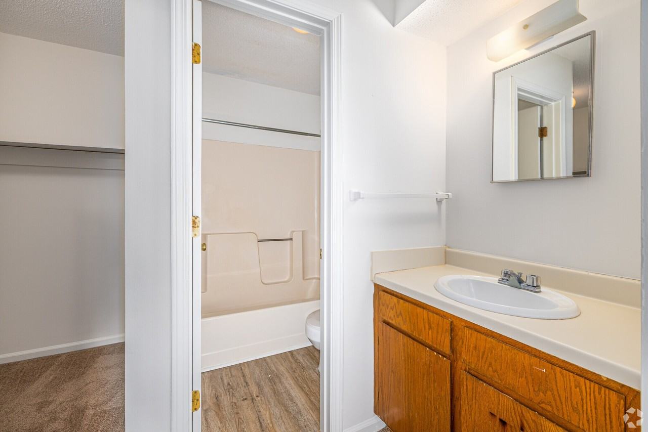 3703 Southborough Road 16E #E - Photo 3 of 8