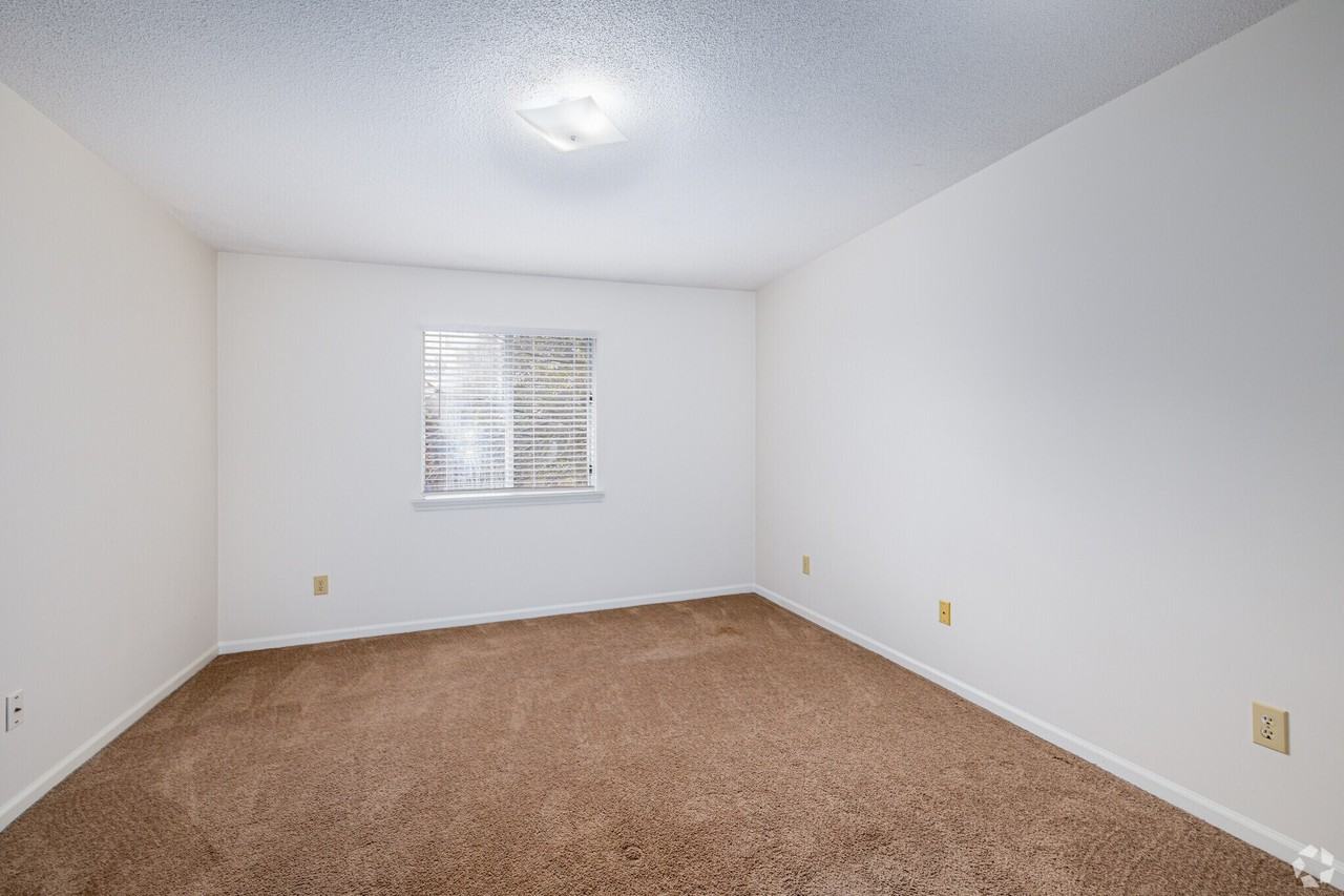 3703 Southborough Road 16E #E - Photo 4 of 8