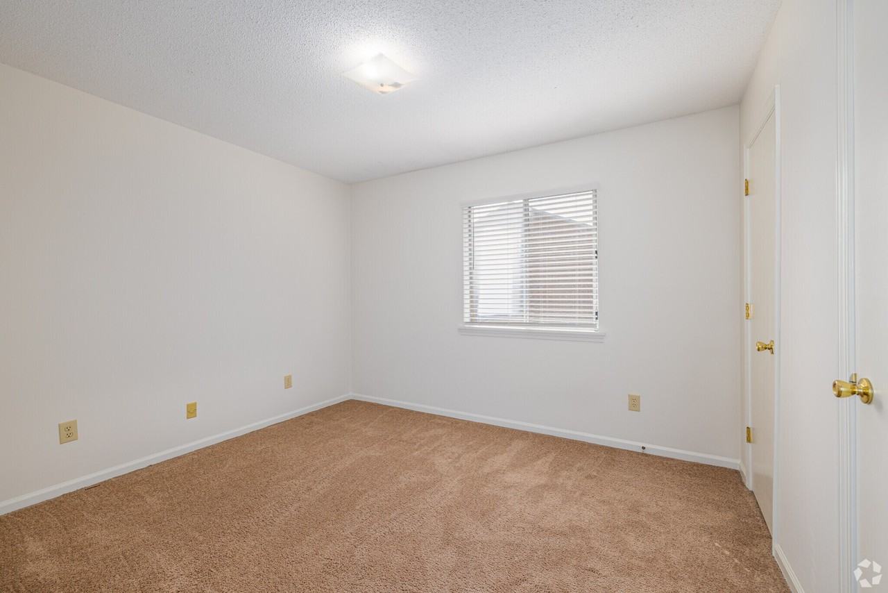 3703 Southborough Road 16E #E - Photo 5 of 8