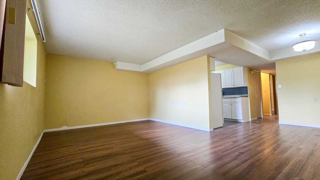 1515 36 St Se #1515LOWER - Photo 3 of 20