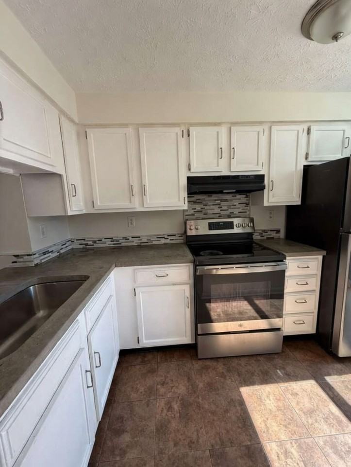 9432 Lexington Cir #1 - Photo 3 of 25