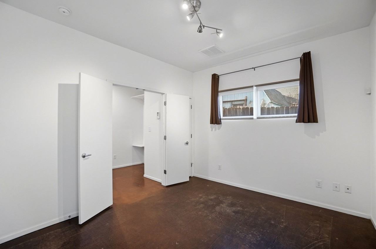 921B Westbrook Dr - Photo 3 of 50