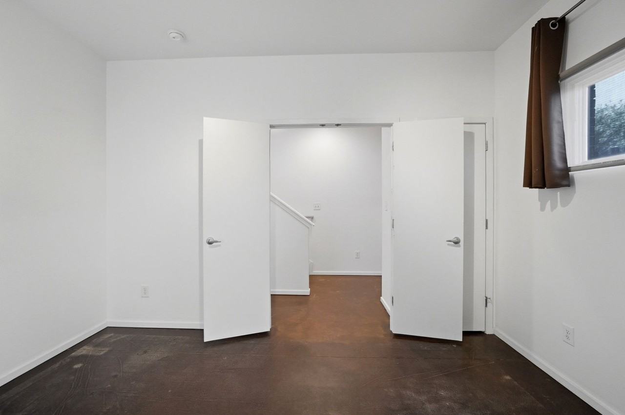 921B Westbrook Dr - Photo 4 of 50