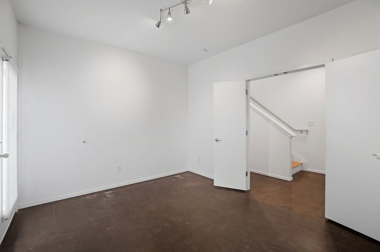 921B Westbrook Dr - Photo 5 of 50