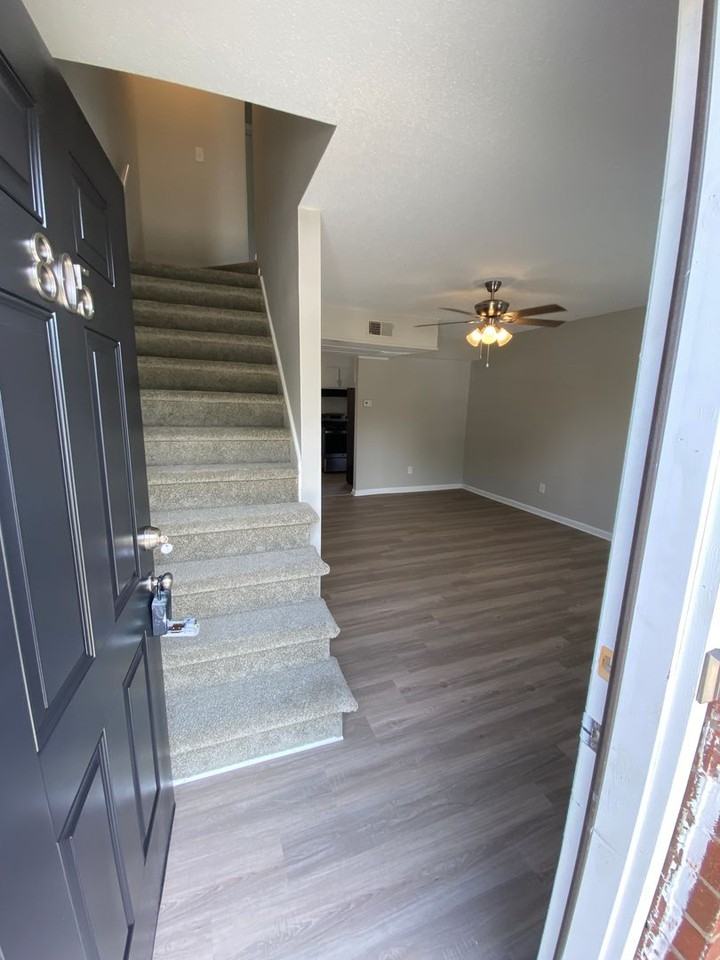 Oakwood Villa Apartments - Photo 2 of 33