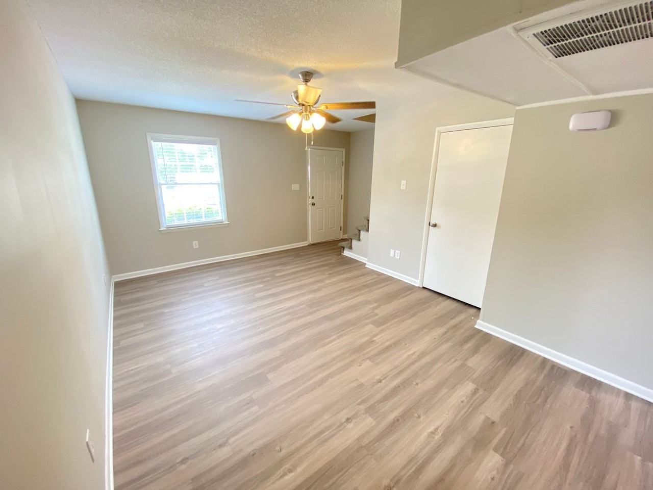 Oakwood Villa Apartments - Photo 4 of 33