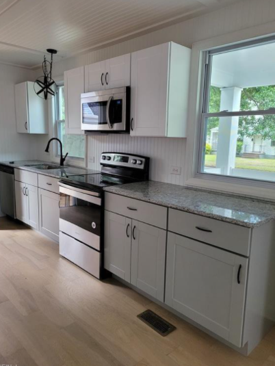 733 Lanier Cres - Photo 2 of 10