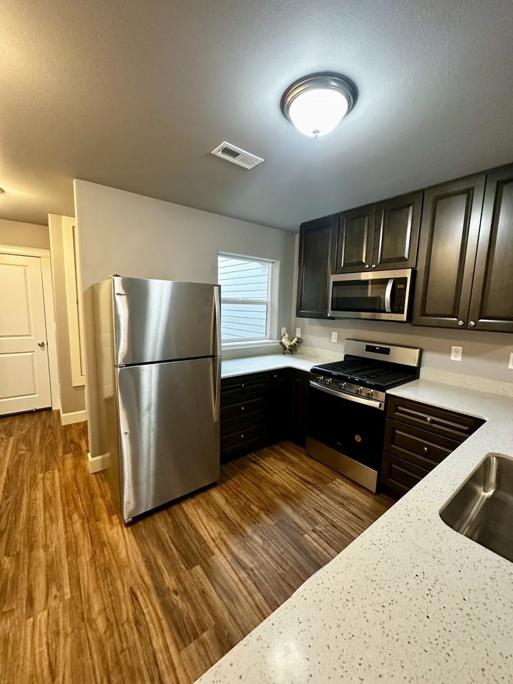 3752 Peter Ln Ne #3752 - Photo 4 of 17