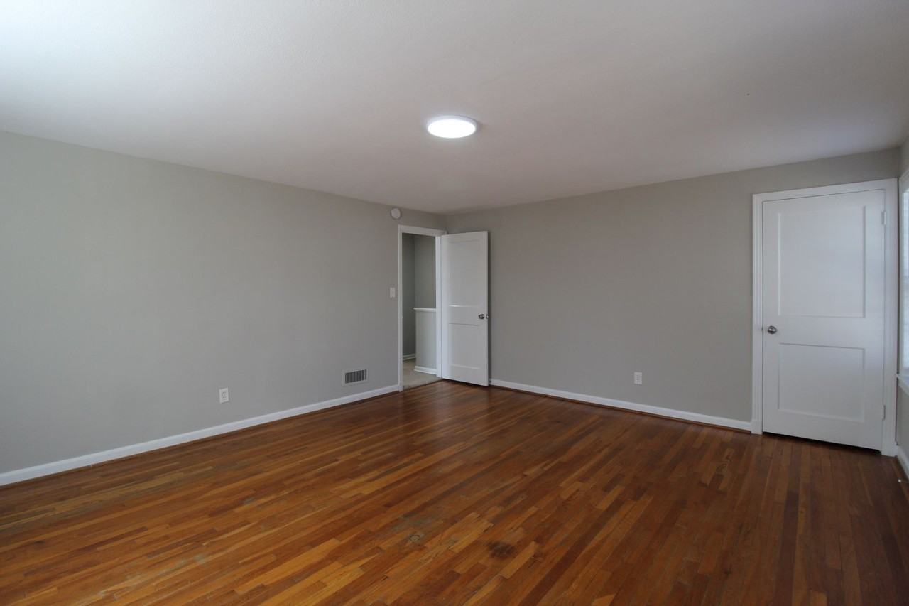 7528 Terrace St - Photo 7 of 11