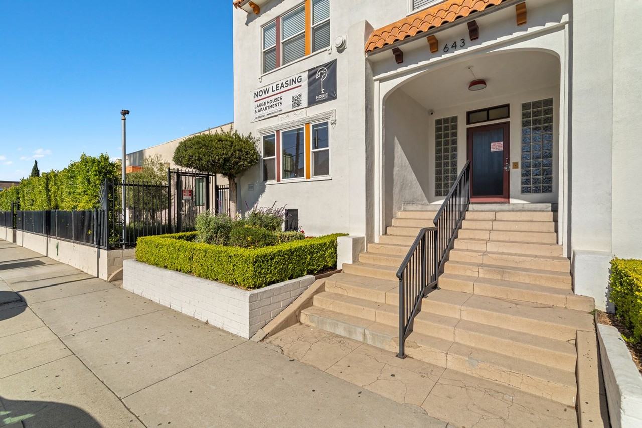 643 W 30th Street - Photo 6 of 16