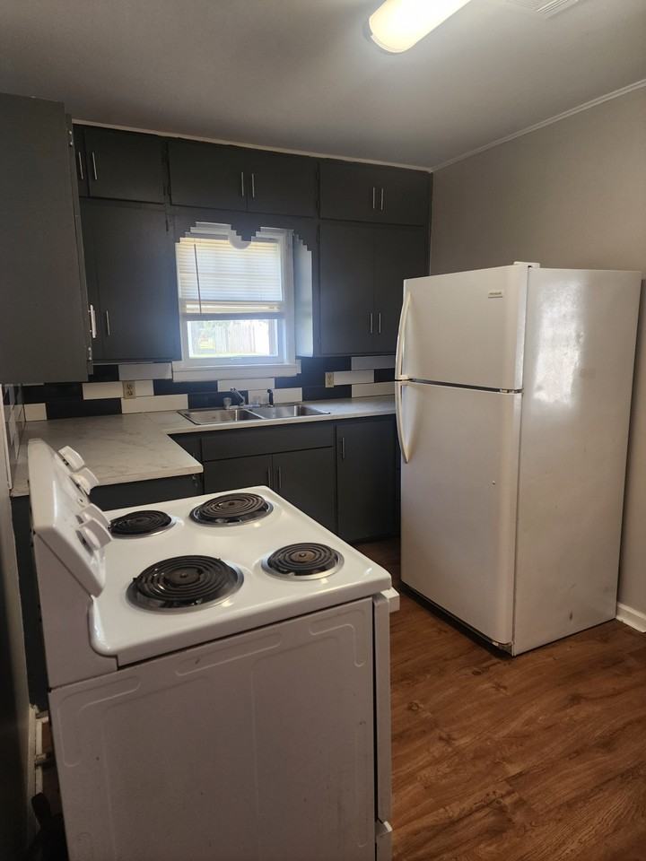 422 W Poplar Ave #1 - Photo 6 of 10