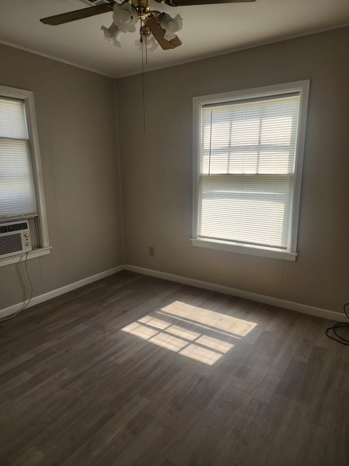 422 W Poplar Ave #1 - Photo 7 of 10