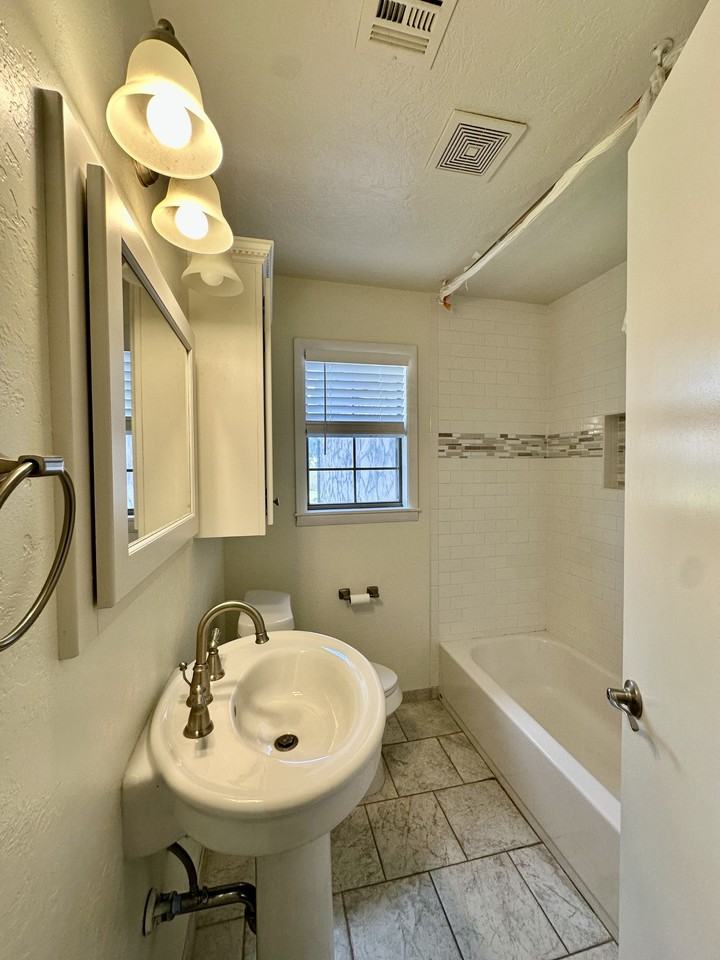 1807 E 6th St #1 - Photo 4 of 10