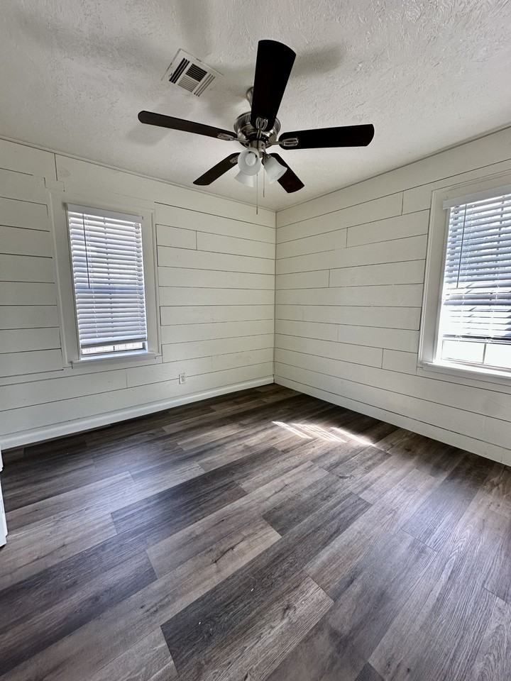 1807 E 6th St #1 - Photo 6 of 10