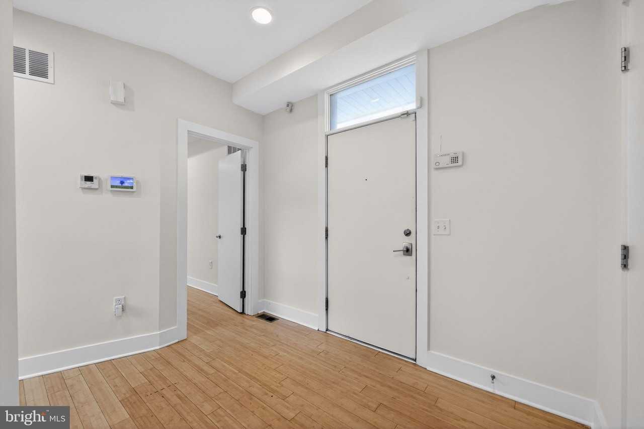 920 N Front St - Photo 4 of 28