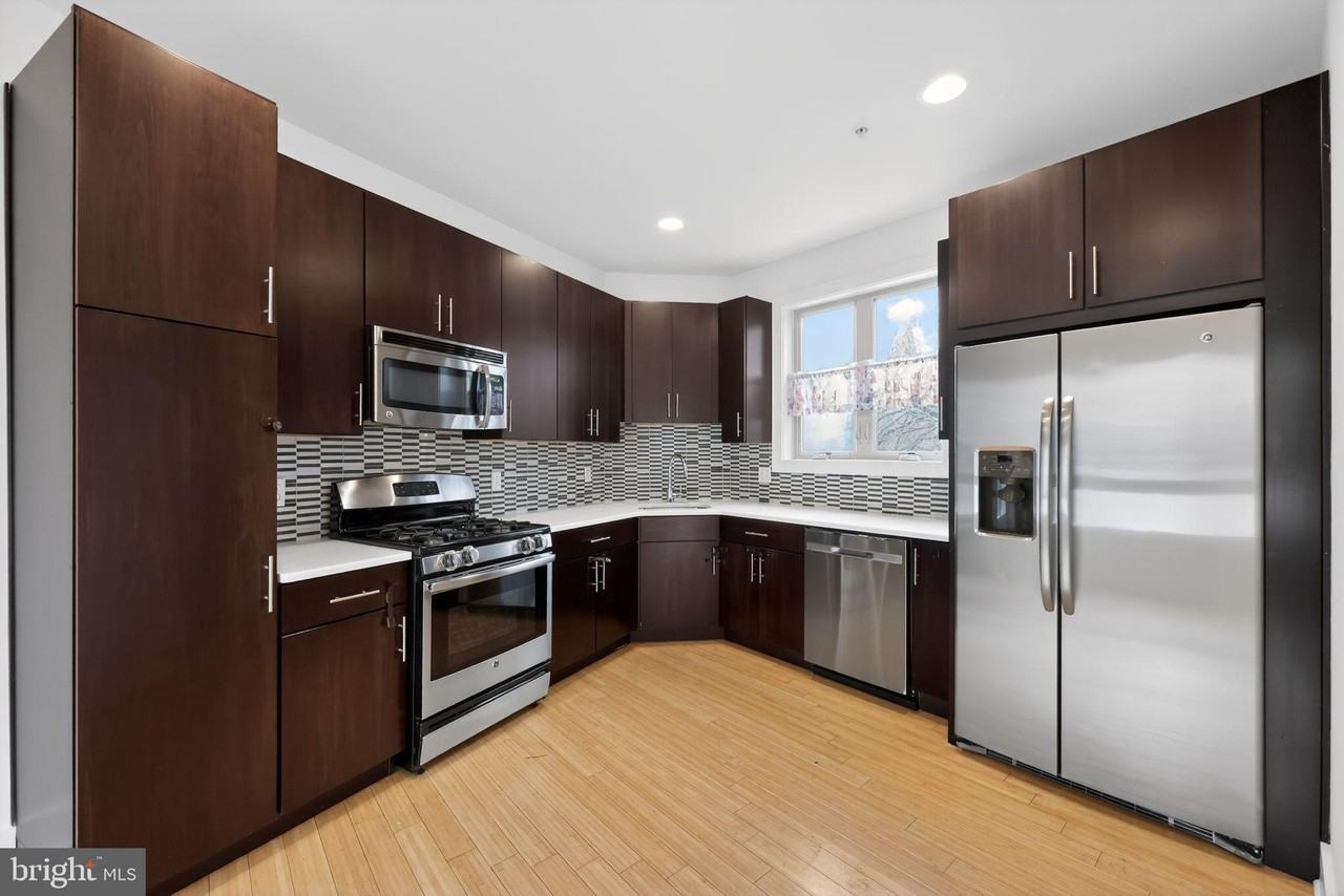 920 N Front St - Photo 5 of 28