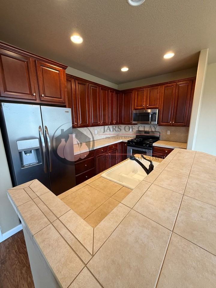 841 Crouchen St Nw - Photo 5 of 20